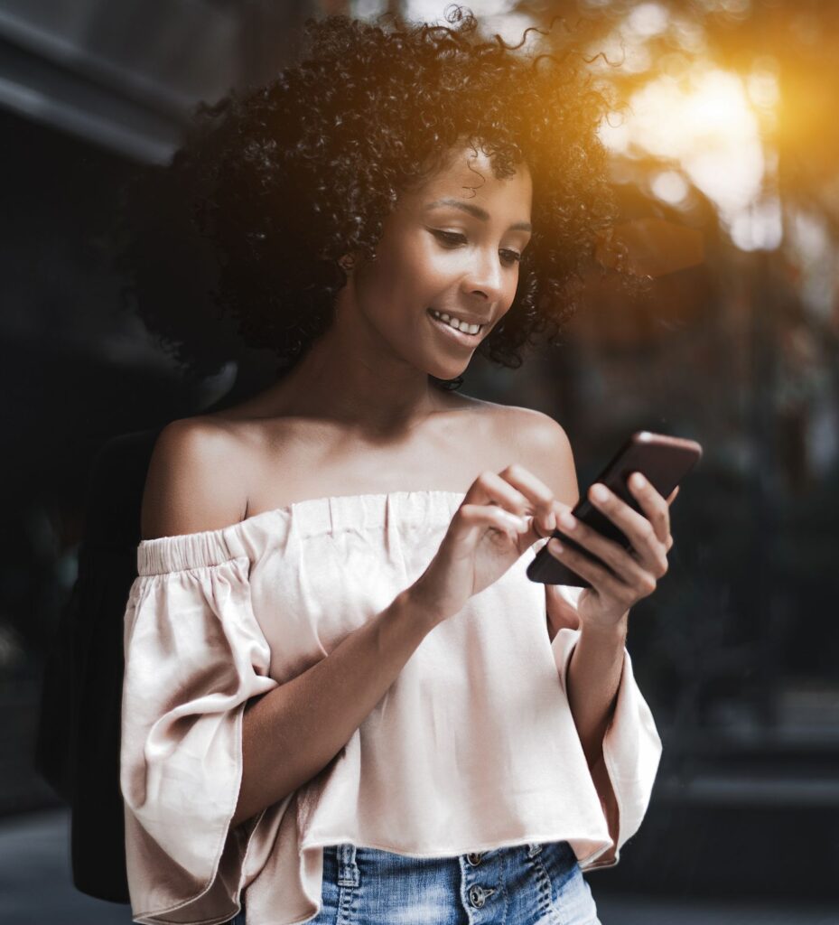 Startseite Frau mit Smartphone